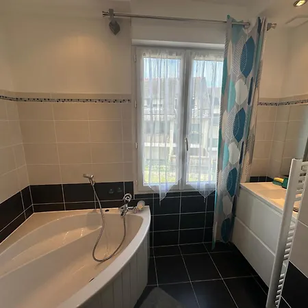 Maison Familiale A Morgat, Jardin Clos, A 2 Minutes De La *